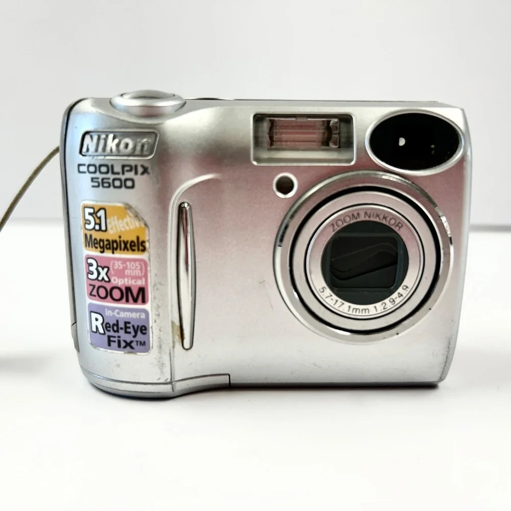 Nikon Coolpix 5600 5.1MP Digital Camera - Silver with Camera Case Manual